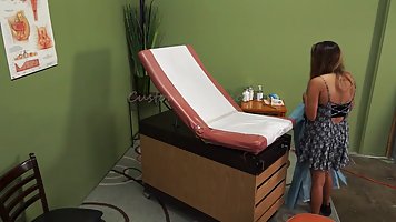 Доктор в больнице попросил мамочку подрочить игрушкой промежность на кушетке...